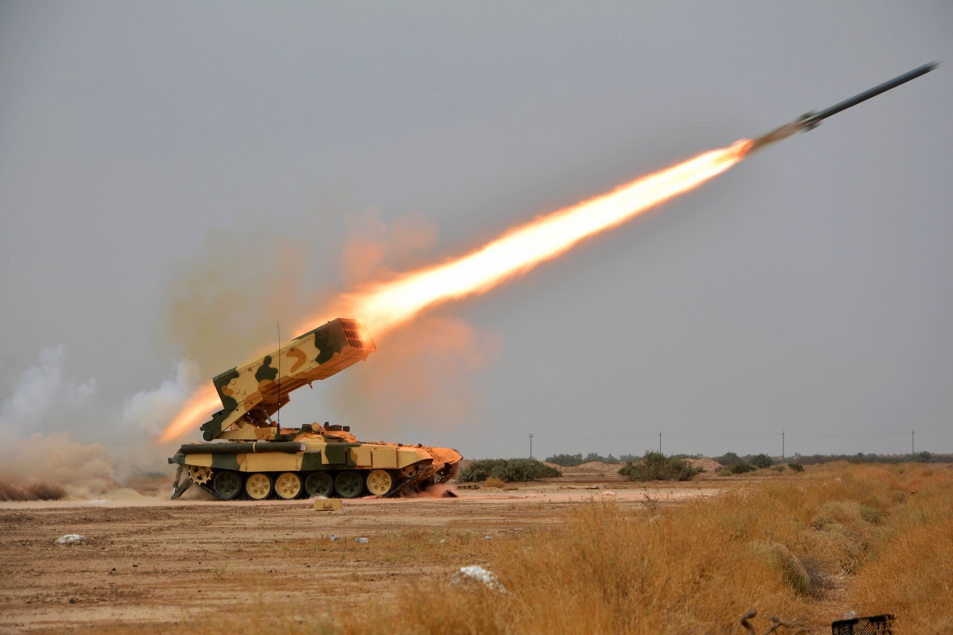 Irácká armáda zkouší ruský raketomet na základně v Bagdádu.