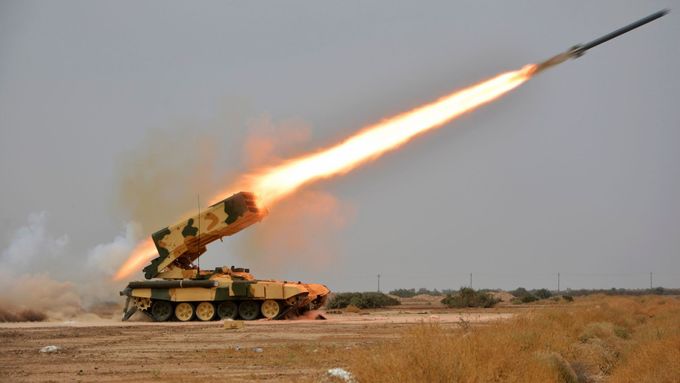 Irácká armáda zkouší ruský raketomet na základně v Bagdádu.