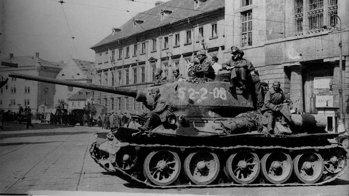 Tank T-34/85 z 5. gardového tankového sboru 6. gardové tankové armády v Praze U Hybernů, odpoledne 9. května. Na věži sedí osvobozený australský zajatec.