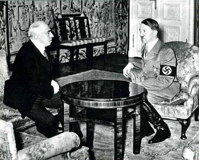 Prezident Emil Hácha v "přátelské rozmluvě" s Adolfem Hitlerem. To už věděl, že německá armáda obsadí zbytek okleštěné republiky