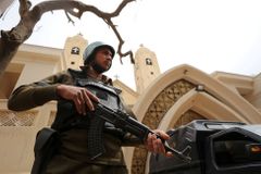 Ozbrojenci v Egyptě zaútočili na autobus s křesťany. Zemřelo nejméně sedm lidí