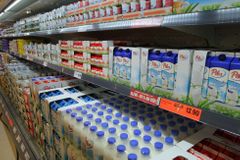 Mléko je v Česku drahé, stěžují si mlékárny. Za litr platí více než v Německu