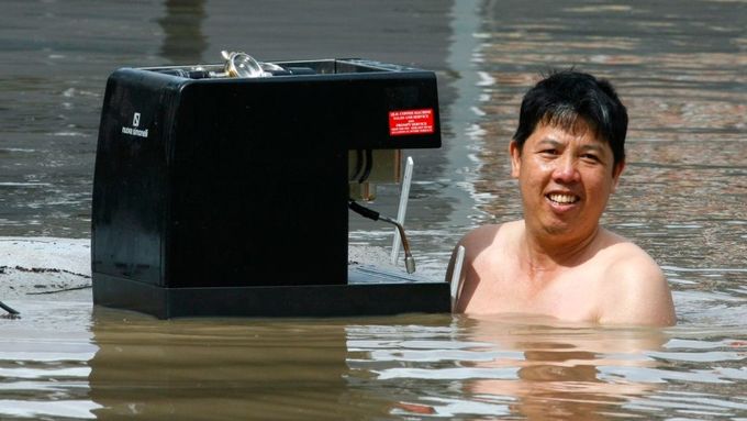 Majitel obchodu na předměstí Brisbane zachraňuje automat na kávu Brisbane pod vodou.