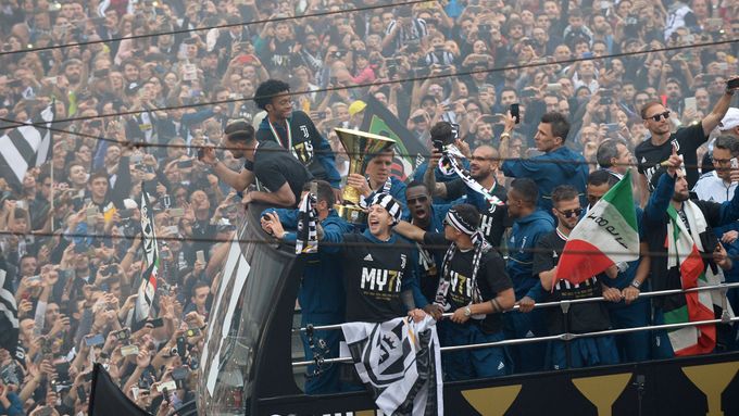 Wojciech Szczesny chytá trubku při oslavách Juventusu