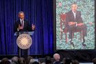Obamovi odhalili své portréty. Méně šedin ani menší uši jsem nevyjednal, vtipkoval exprezident