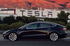 Automobilka Tesla propustila stovky zaměstnanců. Nedaří se jí naplňovat plány výroby Modelu 3