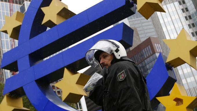 Německý policista blízko symbolu eura u sídla Evropské centrální banky ve Frankfurtu nad Mohanem