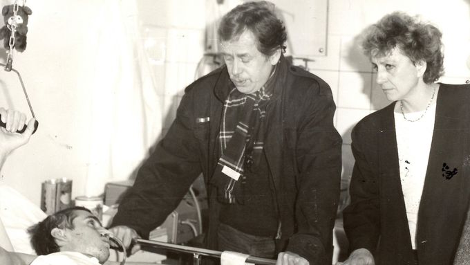Věra Čáslavská a Václav Havel v nemocnici na návštěvě u Jana Potměšila.
Publikováno se souhlasem Jana Potměšila