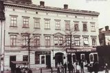 Weinstein s Bredou se potkávají roku 1897 v opavské synagoze a až do roku 1910 vedou dohromady společnost Breda a Weinstein, sídlící v činžovním domě na náměstí Františka Josefa.