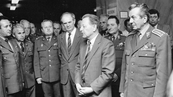 1989: Demonstrace jednoty a síly. Setkání generálního tajemníka ÚV KSČ Miloše Jakeše s velením armády. Zprava ministr národní obrany Milán Václavík.