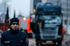 Policista před zničeným nákladním vozem, který najel do davu v Berlíně.