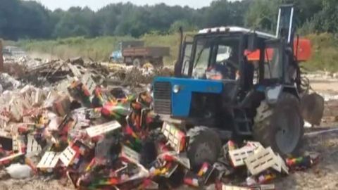 Ruské buldozery drtí potraviny ze Západu. Došlo i na mrkev