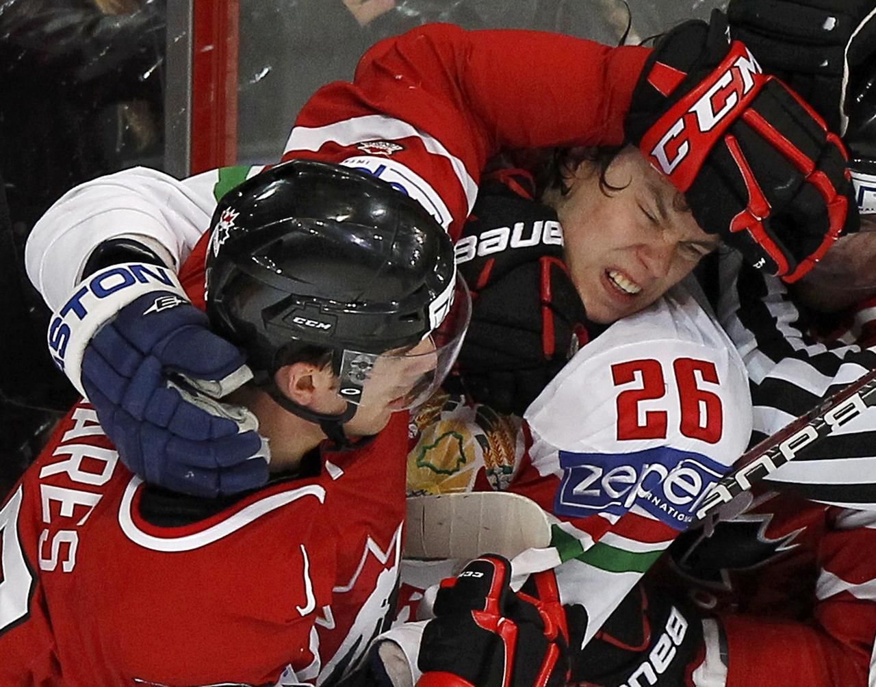 Kanaďan Tavares a Bělorus Stas při bitce na MS v hokeji