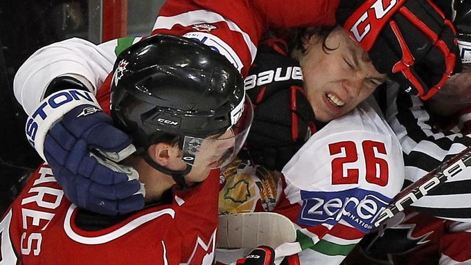 Kanada proti Bělorusku. Na ledě se hodně jiskřilo.