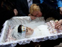 Pohřeb jedenadvacetileté zdravotní sestry Julije Izotovové, zabité při bojích ve městě Kramatorsk.
