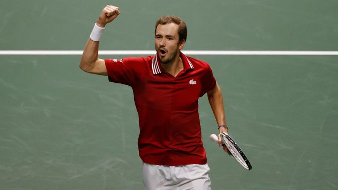 Daniil Medveděv provokuje diváky v semifinále Davisova poháru.