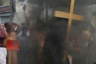 Křesťané v Pákistánu pálí gumy a blokují dálnice