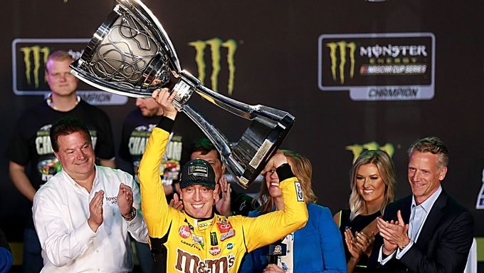 Kyle Buschs slaví titul šampiona NASCAR 2019