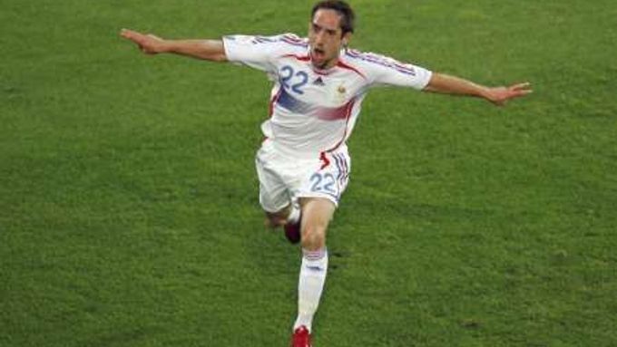 Francouz Franck Ribéry slaví svůj gól ve španělské síti.
