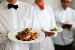 Restaurace trápí nedostatek kuchařů a číšníků. Pomohli by cizinci