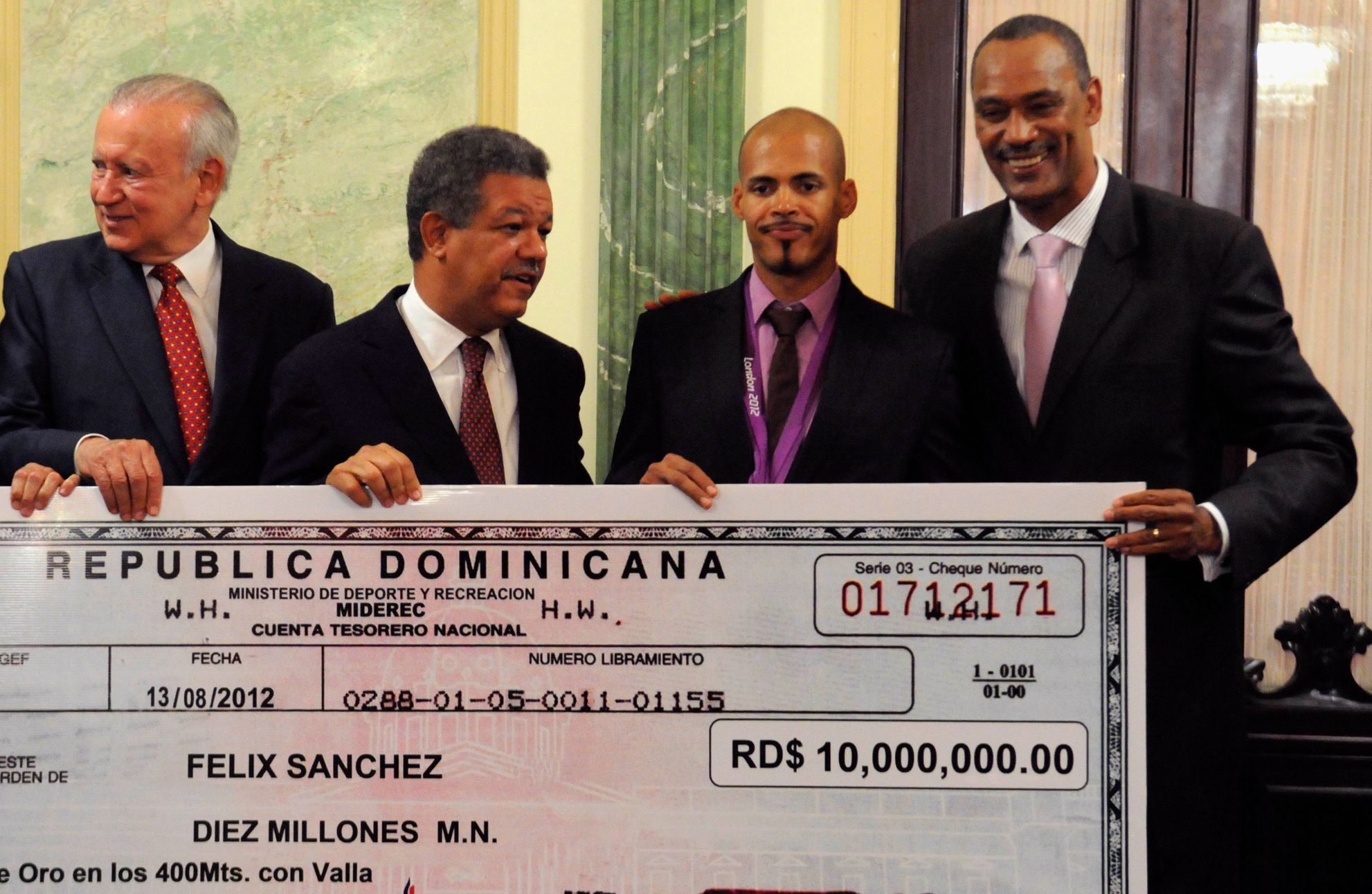 Předávání šeku dominikánskému atletu Felixi Sánchezovi za vítězství na OH 2012