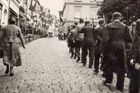 Pochod příslušníků Sudetoněmeckého Freikorpsu ulicemi Broumova.