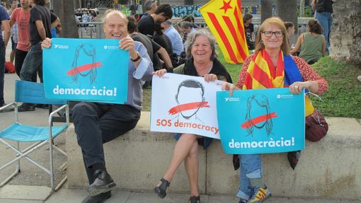 Stoupenci nezávislosti Katalánska se scházejí na prostranství u Vítězného oblouku.