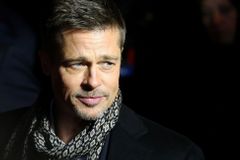 Brad Pitt nabídl 2,5 milionu za sledování Hry o trůny s Emilií Clarkeovou. Nakonec o milion prohrál