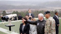 Mike Pence při návštěvě demilitarizované zóny mezi Korejemi