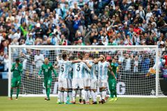 Argentinci s přehledem vyhráli skupinu, čtvrtfinále si zajistila i Chile
