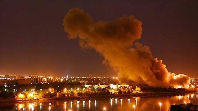 Bagdád během amerického bombardování v březnu 2003.