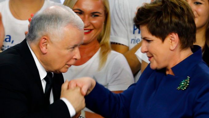 Jaroslaw Kaczyński a polská premiéra Beata Szydlová.