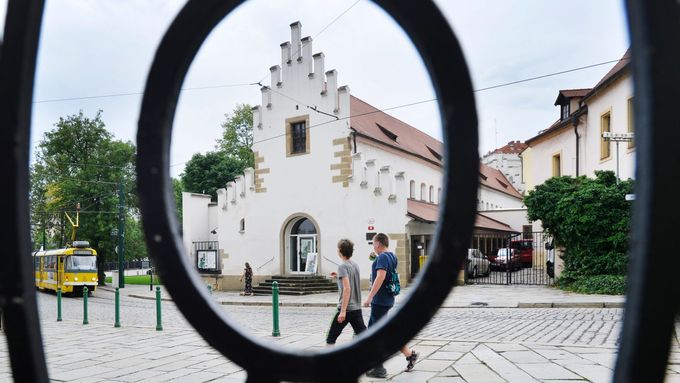 Západočeská galerie v Plzni používá dvě výstavní síně, jednou z nich jsou Masné krámy (na snímku) v budově bývalé masné tržnice postavené roku 1392.