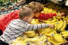 Banány v Česku jsou až moc levné. Supermarkety z nich udělaly vábničku na lidi, tvrdí aktivistky