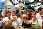 V Mnichově začal Oktoberfest. Pivo nejde koupit pod deset eur, přesto je zájem velký