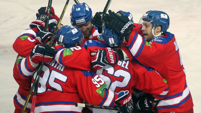 Hokejisté Lva slaví výhru na ledě bratislavského Slovanu nad Doněckem.