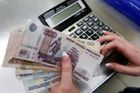 Rusové hodlají po letech podpořit rubl. Měnu ohrožuje levná ropa