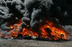 Video: Černý mrak u Kadaně, hoří velký sklad pneumatik