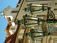 Do centra Prahy se plynové lampy začaly vracet před pěti lety
