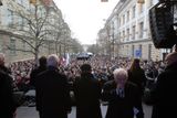 Začínáme na pražském Albertově, kde lidé uctili 17. listopad u památníku připomínajícího, že právě odtud vyšel 17. listopadu 1989 pochod studentů na Národní třídu.