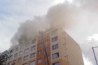 Na sídlišti v Praze Butovicích hořela střecha paneláku