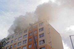 Při požáru bytu v panelovém domě v Brně se zranilo osm lidí, škoda je asi milion korun