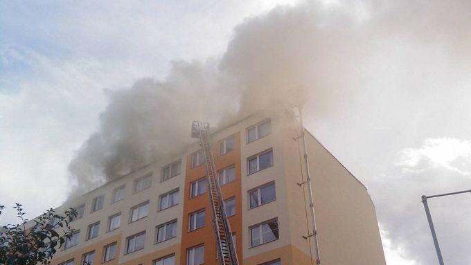 Pět lidí převezli záchranáři do nemocnice poté, co se nadýchali kouře při požáru v panelovém bytě. (Ilustrační snímek)