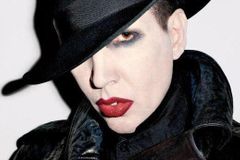 Na Marilyna Mansona spadl kus scény. Musel do nemocnice, pražský koncert by ale v ohrožení být neměl