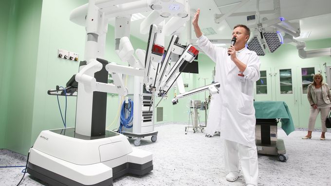 Foto: Na Homolce operuje robotický da Vinci v unikátních multifunkčních sálech, jediných v Česku