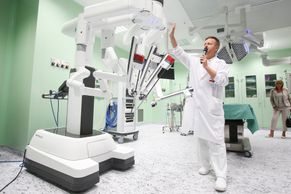 Foto: Na Homolce operuje robotický da Vinci v unikátních multifunkčních sálech, jediných v Česku