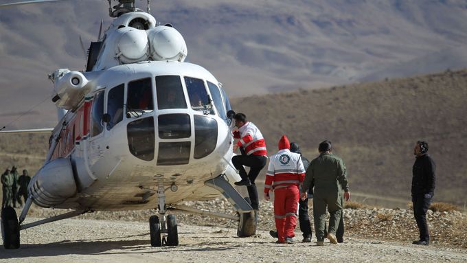 Záchranáři se vydávají hledat trosky letadla.