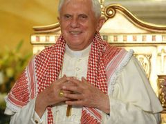 Benedikt XVI. navštívil letos v květnu Jordánsko. Do Česka přijede poprvé. Jeho předchůdce Jan Pavel II. navštívil zemi třikrát.