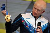 Ruský atlet Fjodor Trikolič představuje zlatou olympijskou medaili.