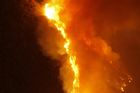 Kalifornii trápí sucho, požár po havárii auta si vynutil evakuaci 5000 lidí